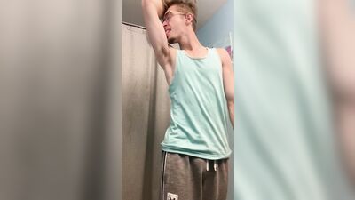 Twink flex’s muscles : full video on Onlyfans at: pup.stud20