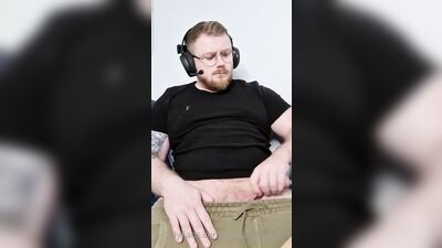 Gamer Guy loves to wank to much!