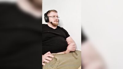 Gamer Guy loves to wank to much!