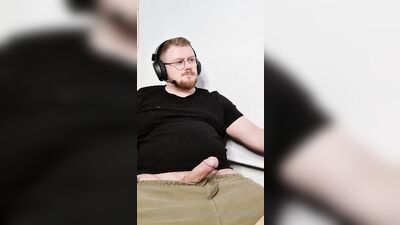 Gamer Guy loves to wank to much!
