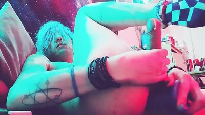 Twink cums from fucking his bussy with dildo