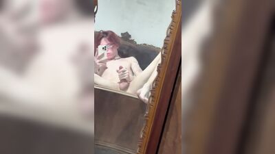 Mi masturbi davanti ad uno specchio