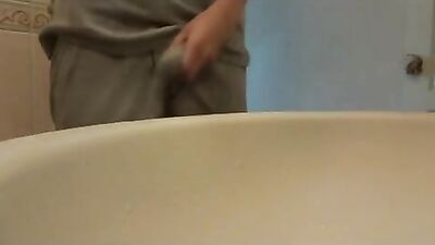 Tub Thrills: Amateur Cum Shots Solo!