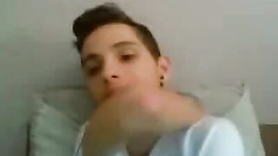 Web-Cam Solo Skyrock Cams: Up Close and Personal