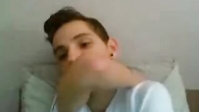 Web-Cam Solo Skyrock Cams: Up Close and Personal