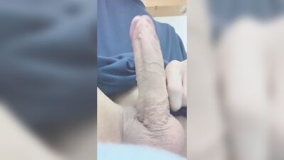 ゆったり服から覗くビンビンおちんぽ