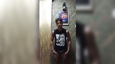 Gay Porn Cutie Flexes Amateur Body in Solo Session!
