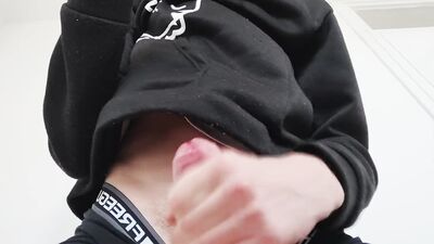 Teen Français Mignon se branle et éjacule