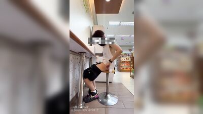 便利店当众脱衣暴露打飞机1