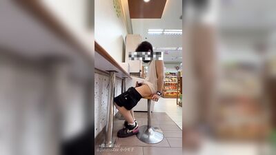 便利店当众脱衣暴露打飞机1