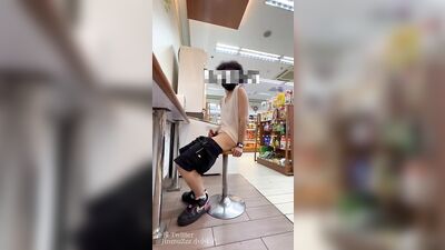 便利店当众脱衣暴露打飞机1