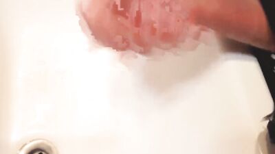 Llenando de leche la bacha del baño