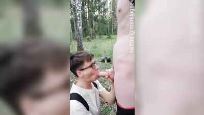 Малой сосёт толстый хуй в парке незнакомцу