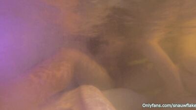 Un jeune minet francais suce un inconnu dans le jacuzzi rencontré au sauna gay (Fellation Piscine)