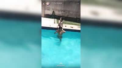 Suruba na piscina teen Blond Boys Group Sex - Amateur Teens in the Pool!