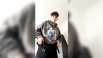 Sexy Boy Unleashes His Cock: Amateur Big Cocks Solo Twink Revealing