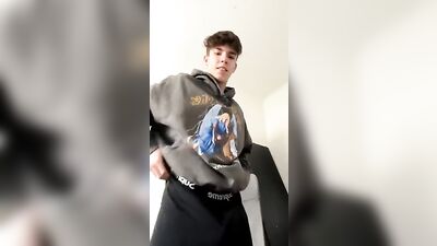 Sexy Boy Unleashes His Cock: Amateur Big Cocks Solo Twink Revealing