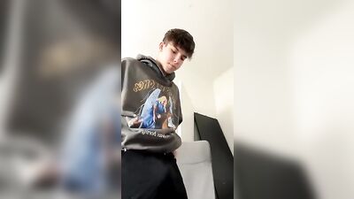 Sexy Boy Unleashes His Cock: Amateur Big Cocks Solo Twink Revealing