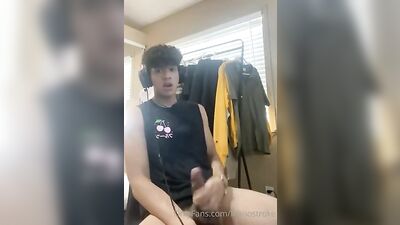 Curlys Big Cock Web-Cam Adventure: Twink Cum Show