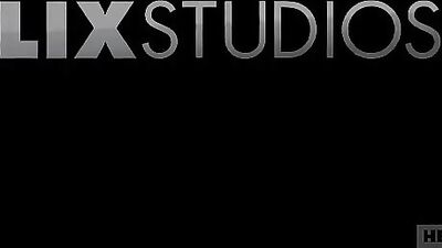 Friends with Benefits: Bareback Couple Show in Hot Tube!