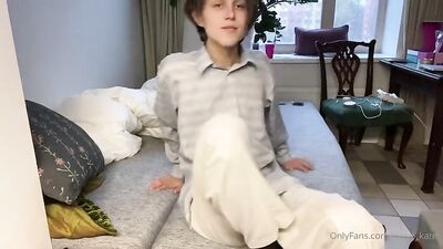 Young Stud Masturbates and Cums Live on Cam!