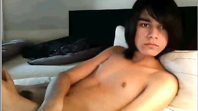 Hottie wanks: A Gay Web-Cam Solo Adventure