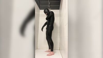 Douche Sexy en Latex qui moule ma bite