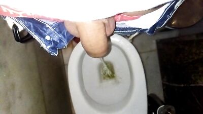 Twink pissing 1 minute at the bar toilet