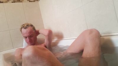 Skinny wet teen feels horny while taking a warm bath