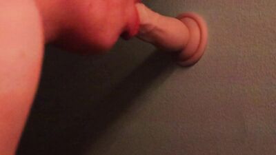 FEMBOY SHOWS HE LOVES GIVING HEAD