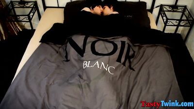 Dude wakes up in the middle of the night for hot 69