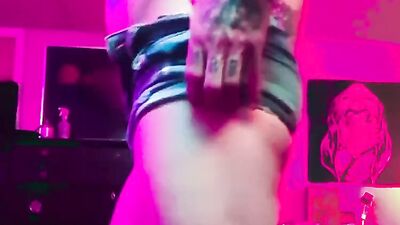 Bubble butt sissy in booty shorts????