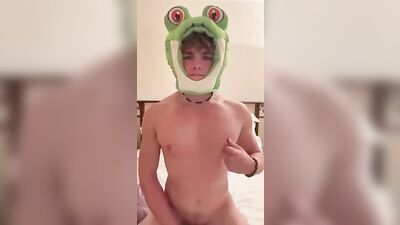 Frog Jerks his Frog Cock Boys Cam Porn - Exploring the Wild Side of Gay Porn