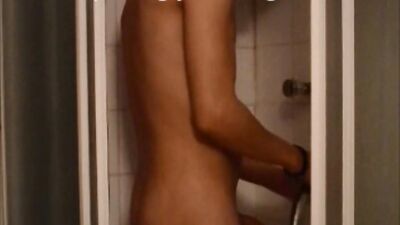 Dany x : Twink solo in a shower