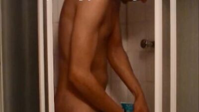 Dany x : Twink solo in a shower