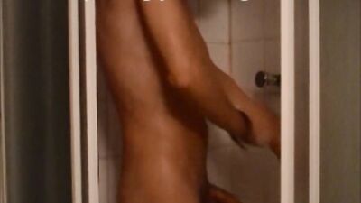 Dany x : Twink solo in a shower