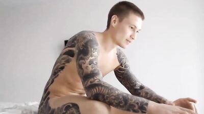 Muscle Guy with Tats Cums on Webcam!