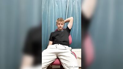 Teen Jerks his Big Cock in Gay Porn Web-Cam Show!