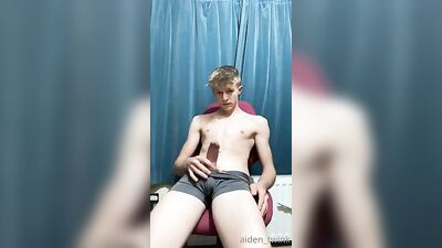 Teen Jerks his Big Cock in Gay Porn Web-Cam Show!