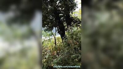 Un mec se masturbe et jouit dans la foret près de grand cascade (French Porn)