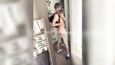 Jeune bond français Tom barber joue avec son cul et ce branle