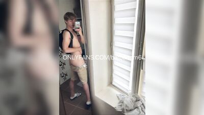 Jeune bond français Tom barber joue avec son cul et ce branle