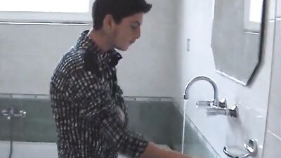 Gay Porn: Amateur Cumshots in the Bathhouse!