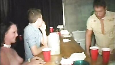 Public Sex in the Club: Amateur Bareback Action