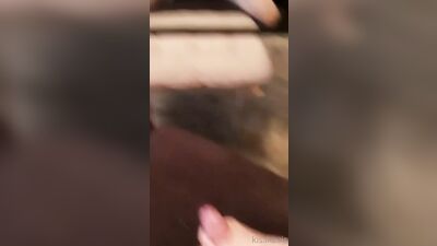 muskulöser twink schießt sperma auf den spiegel