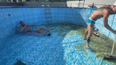 Познакомился с новым уборщиком бассейна и выебал его там