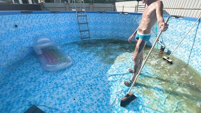 Познакомился с новым уборщиком бассейна и выебал его там