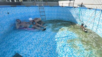 Познакомился с новым уборщиком бассейна и выебал его там