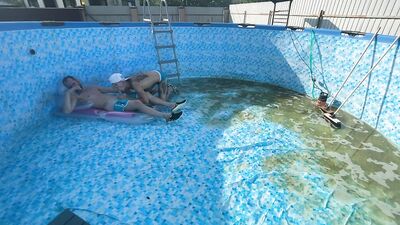 Познакомился с новым уборщиком бассейна и выебал его там