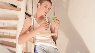 Young stud wanks and cums on webcam for hot gay time!